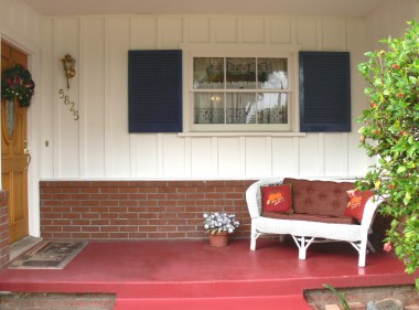 Inviting front porch just screams "warmth", "family", "home sweet home"!