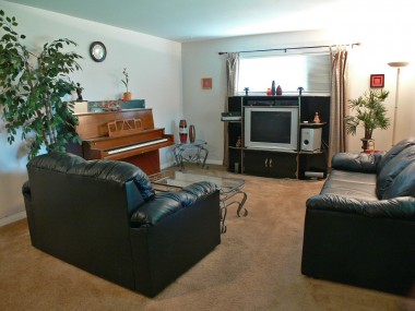 living room 4890 Serrano Pl., Riverside