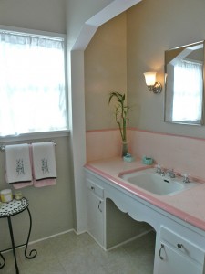 Hallway bathroom with original tile in sink alcove and tub enclosure. Very charming! 4459 Oakwood Pl., Riverside