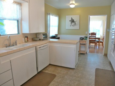 Dishwasher, gas range, and breakfast nook make this a user-friendly kitchen! 4459 Oakwood Pl., Riverside